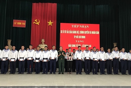Đoàn đại biểu TP. Hồ Chí Minh thăm tặng quà chiến sĩ mới Vùng 4 Hải quân