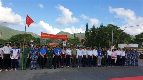 Cán bộ, chiến sĩ LLVT huyện Côn Đảo tham gia chương trình đồng hành cùng ngư dân