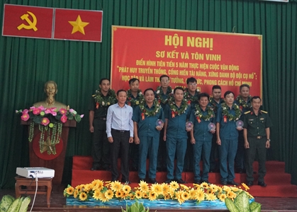 Ban CHQS Quận 8 tuyên dương 10 tập thể và 31 cá nhân học tập và làm theo Bác