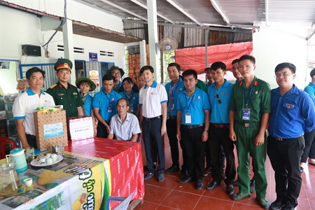 Hoạt động tìm hiểu lịch sử, công tác an sinh xã hội của sinh viên Việt Nam tại Côn Đảo