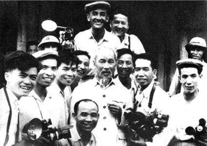 Lời Bác Hồ dạy ngày này năm xưa: "Ngòi bút của các bạn cũng là những vũ khí sắc bén trong sự nghiệp phò chính trừ tà..."