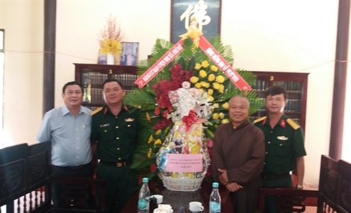 Ban CHQS thị xã Phú Mỹ thăm, tặng quà nhân dịp lễ Phật Đản năm 2019.