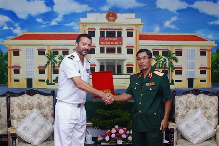 Chỉ huy Tàu Hải quân Pháp thăm Quân khu 7