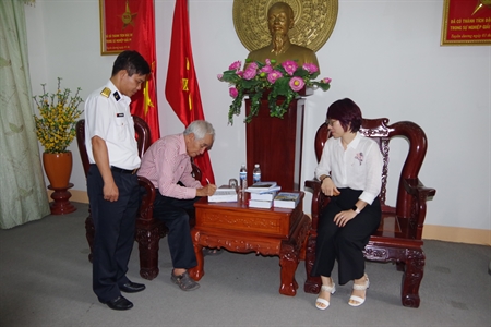 Công ty Dịch vụ và kỹ thuật Biển Xanh tặng sách cho cán bộ, chiến sĩ  Lữ đoàn 125, Vùng 2 Hải quân