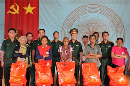 Trung tướng Trần Hoài Trung tặng quà gia đình chính sách, hộ nghèo huyện Bù Gia Mập