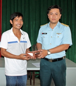 Hành động đẹp của Thiếu úy QNCN Lã Duy Hiển