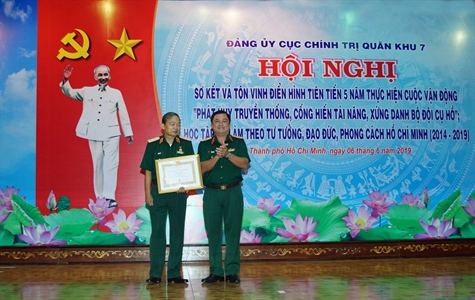 Trao Huy hiệu 40 năm tuổi Đảng cho Trung tướng Phạm Văn Dỹ