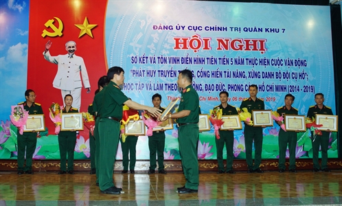 Đảng ủy Cục Chính trị Quân khu 7 tôn vinh điển hình tiên tiến