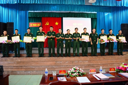 Sư đoàn 302 tôn vinh điển hình tiên tiến