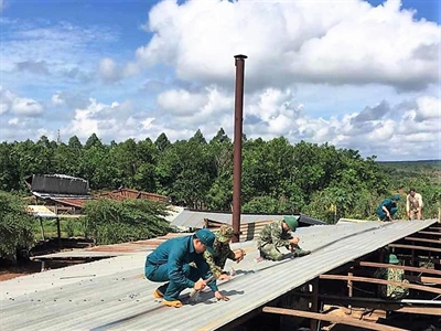 Lực lượng vũ trang giúp dân khắc phục lốc xoáy ở Bù Đốp, tỉnh Bình Phước