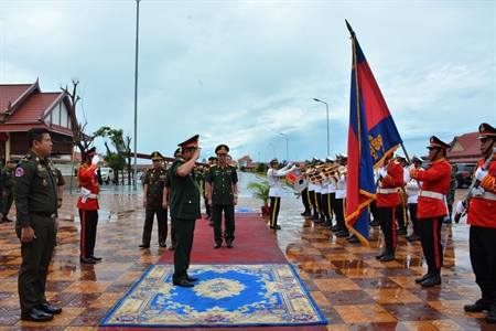 Bộ Tư lệnh Quân khu 7 thăm và làm việc với các đơn vị Quân đội Hoàng gia Campuchia