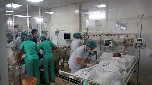 Đưa hai ngư dân bệnh nặng từ huyện đảo Trường Sa vào đất liền điều trị