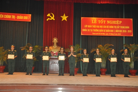Tốt nghiệp lớp hoàn thiện đại học, cán bộ chính trị cấp trung đoàn khóa 10 năm học 2018-2019