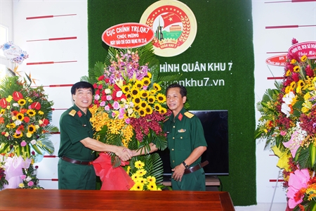Thủ trưởng Cục Chính trị chúc mừng Báo Quân khu 7