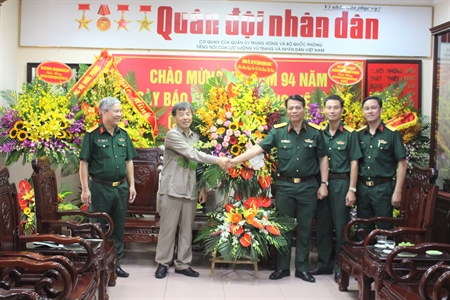 Quân khu 7 chúc mừng các cơ quan thông tấn, báo chí trên địa bàn Thủ đô Hà Nội