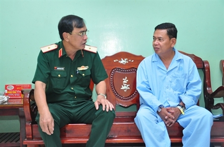 Thiếu tướng Nguyễn Minh Hoàng thăm Phó Tư lệnh Quân khu 4, Quân đội Hoàng gia Campuchia