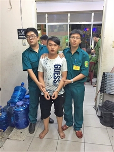 Dân quân phường Phạm Ngũ Lão, quận 1 bắt đối tượng cướp giật