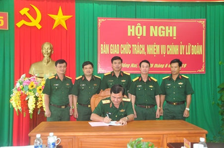 Bàn giao chức trách, nhiệm vụ Chính ủy Lữ đoàn 25