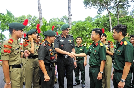 Đoàn đại biểu Tổng đội Thiếu sinh quân Ấn Độ thăm Trung đoàn Gia Định