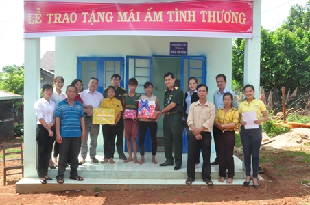 Trường Cao đẳng nghề số 7 trao tặng nhà “Mái ấm tình thương”