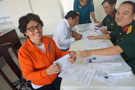 LLVT quận 8 chi trả trợ cấp cho đối tượng chính sách