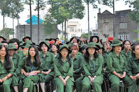 Hơn 1000 sinh viên giao lưu, tham quan học tập tại Trung đoàn Gia Định