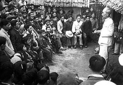 Lời Bác Hồ dạy ngày này năm xưa: Tuyên truyền là đem một việc gì nói cho dân hiểu, dân nhớ, dân theo, dân làm