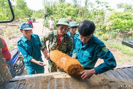 LLVT huyện Tân Phú tháo gỡ thành công quả bom nặng trên 250 kg