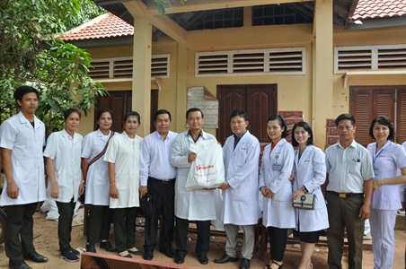 Bệnh viện Quân y 7A khám bệnh, tặng quà cho người dân Campuchia