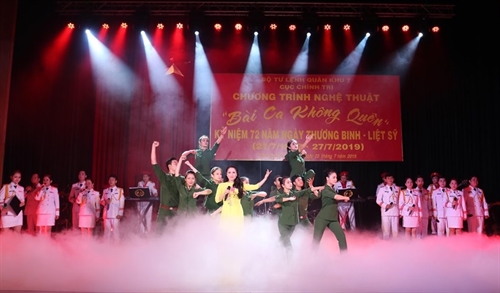 Đoàn Văn công Quân khu 7 biểu diễn chương trình nghệ thuật “Bài ca không quên”