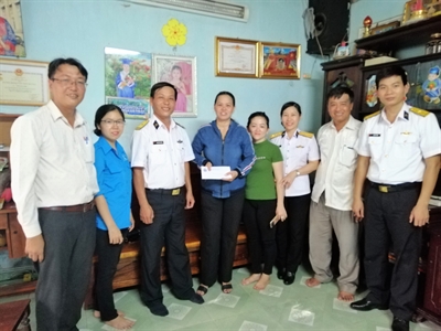 Trung đoàn 251, Vùng 2 Hải quân thăm, tặng quà các gia đình chính sách