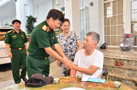 Bộ Tư lệnh Quân khu 7 thăm, tặng quà các đồng chí nguyên là Thủ trưởng Bộ Tư lệnh qua các thời kỳ