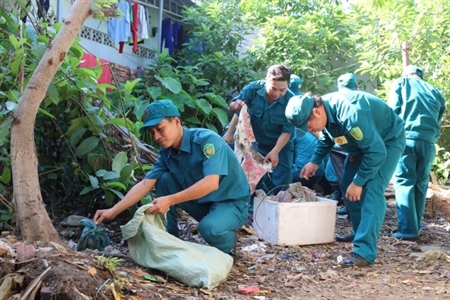 Ban CHQS phường Tân Phú giúp dân dọn vệ sinh môi trường
