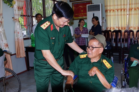Trung tướng Trần Hoài Trung thăm, tặng quà Trung tâm điều dưỡng thương binh và người có công Long Đất