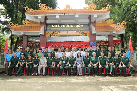 Ban Liên lạc truyền thống Quân y Miền B2 dâng hương viếng liệt sĩ tại Nhà Tưởng niệm