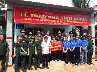 Công ty Cơ khí hóa chất 14 -  Tổng cục Công nghiệp Bộ Quốc phòng trao nhà tình nghĩa tại phường Xuân Lập, thành phố Long Khánh