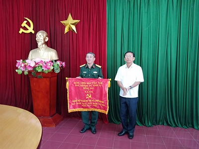 Đảng bộ Quân sự thành phố Long khánh được tặng cờ trong sạch vững mạnh tiêu biểu