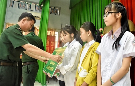 Bộ đội Biên phòng BR – VT nâng bước em tới trường