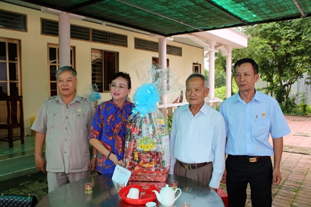Hội Cựu Chiến binh tỉnh Long An trao tặng 100 xuất quà cho các gia đình có công với cách mạng