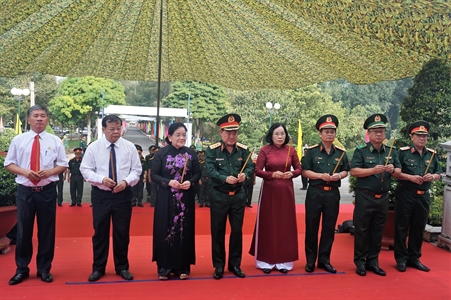 Thượng tướng Trần Đơn viếng nghĩa trang Liệt sĩ Tân Biên và tặng quà Mẹ Việt Nam anh hùng, thương binh, gia đình chính sách tỉnh Tây Ninh.