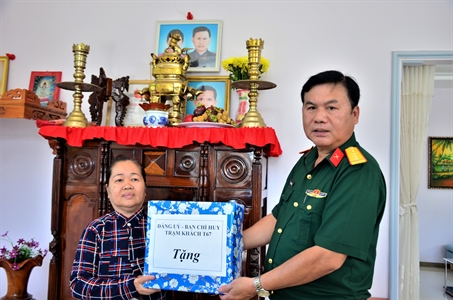 Trạm khách T67 phối hợp với Công ty Đông Hải thăm, tặng quà các gia đình chính sách