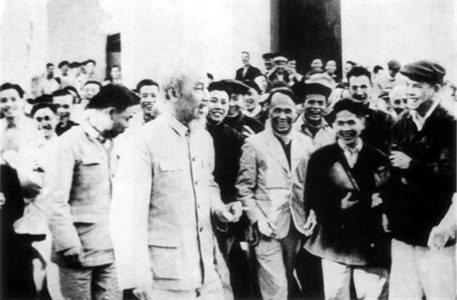 Lời Bác Hồ dạy ngày này năm xưa: "Muốn hoàn thành tốt mọi việc, thì toàn thể đảng viên và cán bộ phải chấp hành nghiêm chỉnh đường lối và chính sách của Đảng..."