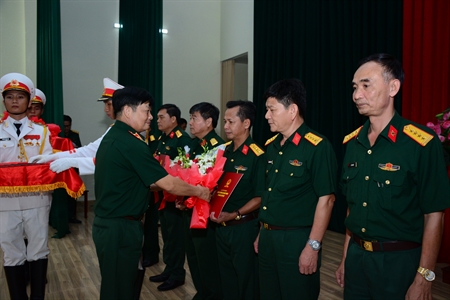 Trao quyết định thăng quân hàm và nâng lương cho cán bộ cao cấp