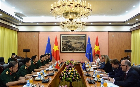 Bộ trưởng Bộ Quốc phòng Ngô Xuân Lịch hội kiến Phó chủ tịch Ủy ban châu Âu