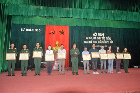 Sư đoàn 5 gặp mặt, vinh danh, trao thưởng đội nghệ thuật quần chúng
