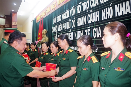 Sư đoàn 5: Bàn giao nguồn vốn cho hội viên phụ nữ có hoàn cảnh khó khăn phát triển kinh tế gia đình