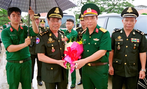 Bộ Tư lệnh Cảnh vệ Quân đội Hoàng gia Campuchia thăm và làm việc tại Bộ CHQS tỉnh Long An