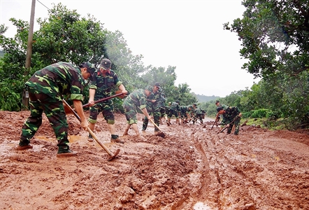Binh đoàn 16 giúp dân khắc phục thiệt hại sau mưa lũ