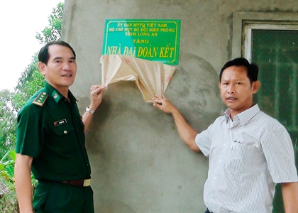 Bộ đội Biên phòng Long An trao nhà đại đoàn kết