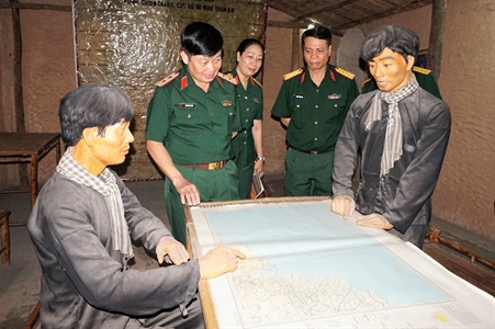 Trung tướng Trần Hoài Trung thăm, làm việc với Bảo tàng Lực lượng vũ trang Miền Đông Nam Bộ